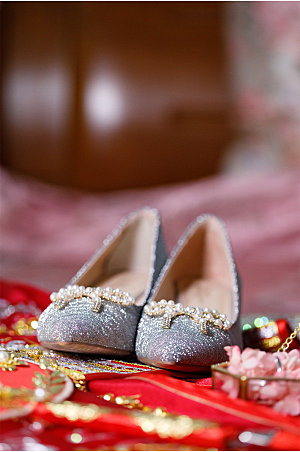 结婚银色婚鞋照片摄影图