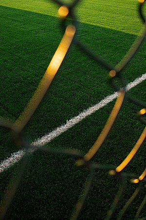 绿色草地足球围栏足球场摄影图
