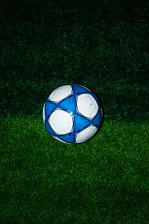 绿色草地夜景足球运动场照片