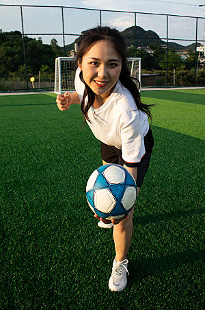 女生单人足球运动场人物照片