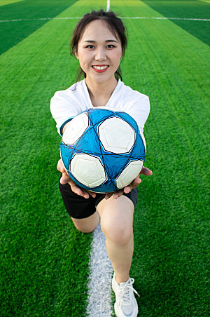 女生单人足球运动场人物照片