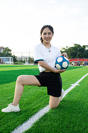 运动女生足球运动场人物摄影图
