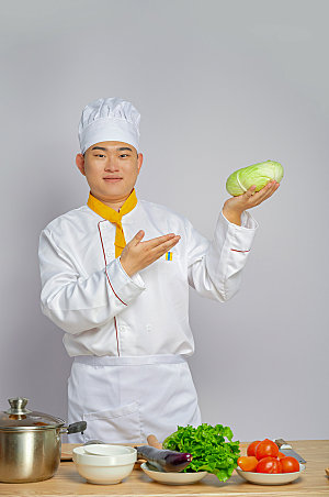 餐饮厨师服人物拿蔬菜摄影