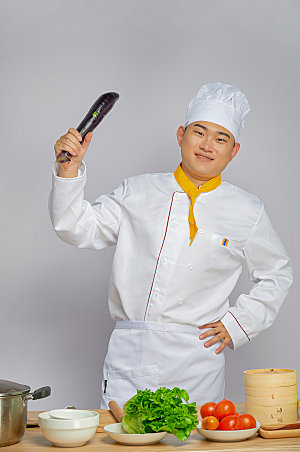 餐饮厨师服人物手拿茄子摄影