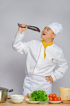 餐饮厨师服人物摄影手拿茄子图