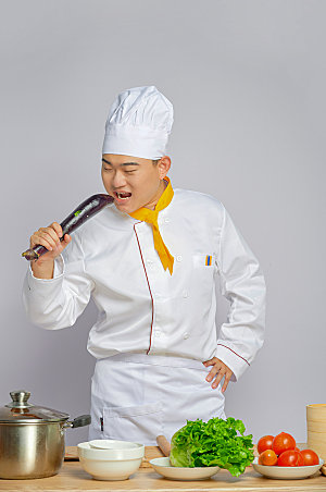 餐饮厨师服人物摄影手拿茄子图片