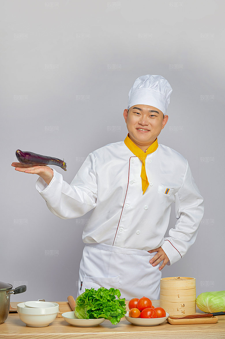 餐饮厨师服人物拿茄子图片