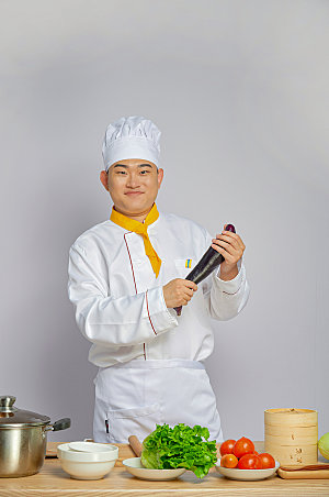 餐饮厨师服人物拿茄子摄影