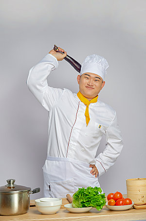 餐饮厨师服人物摄影拿茄子图片