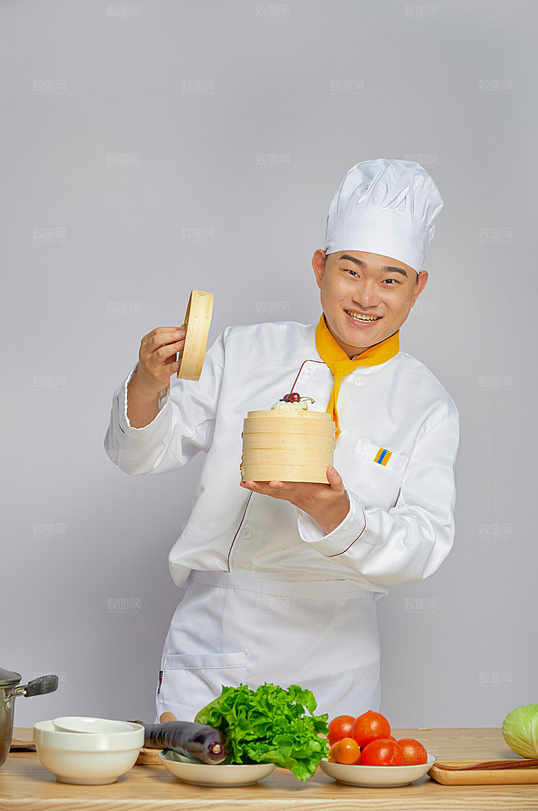 餐饮厨师服人物摄影拿蒸笼图片