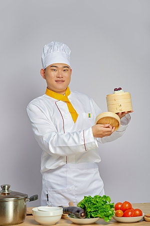 餐饮厨师服人物摄影拿蒸笼图片