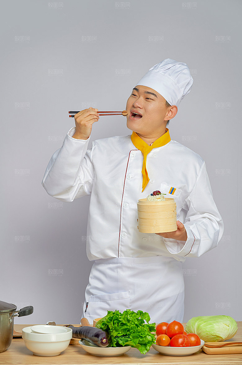 餐饮厨师服人物摄影拿蒸笼图片