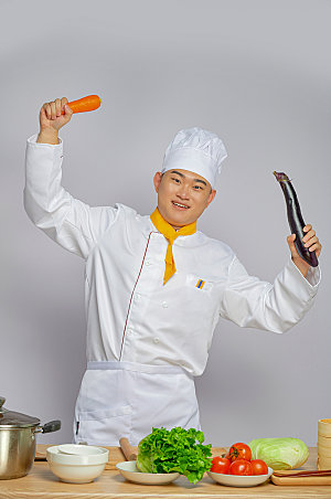 餐饮厨师人物拿茄子胡萝卜摄影
