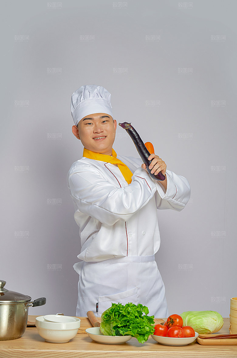 餐饮厨师服人物拿茄子胡萝卜摄影