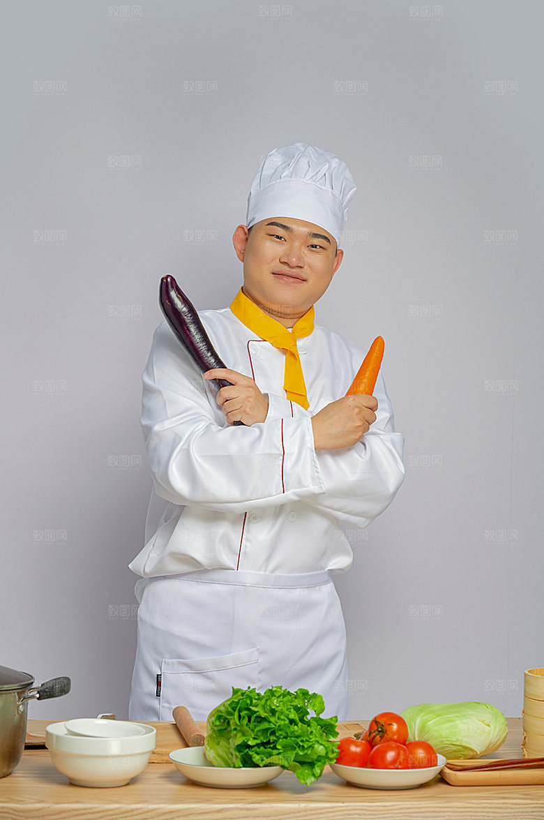 餐饮厨师服人物拿茄子胡萝卜摄影