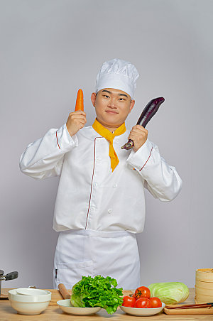 餐饮厨师服人物拿茄子胡萝卜摄影