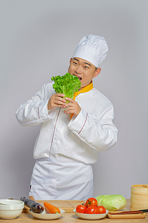 餐饮商业厨师人物拿蔬菜图片