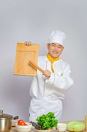 餐饮厨师服人物拿菜板摄影图片