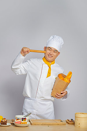 餐饮厨师服人物拿面包摄影图片