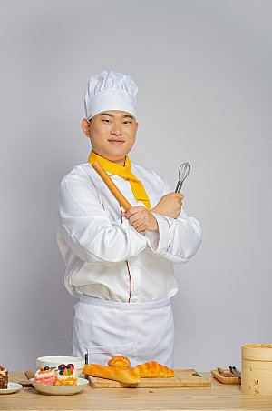 职场厨师服人物拿擀面杖摄影图片