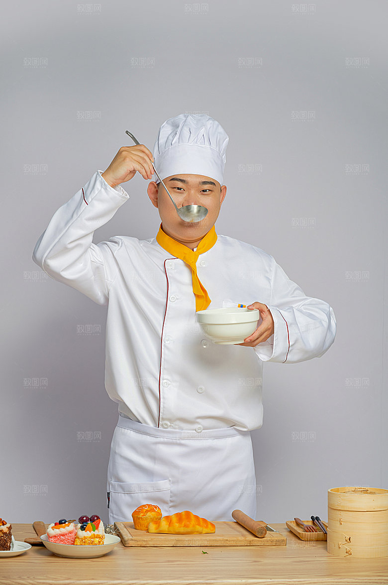 餐饮厨师服人物拿勺子摄影图片