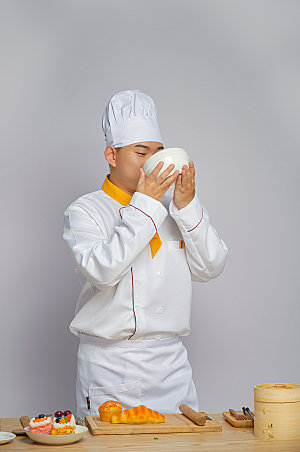 餐饮厨师服人物端碗摄影图片