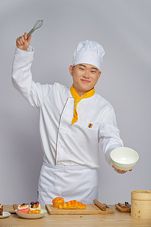餐饮厨师服人物端碗摄影图片