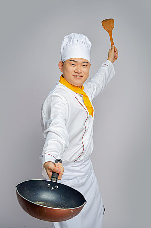 餐饮厨师服人物拿锅勺子摄影图片