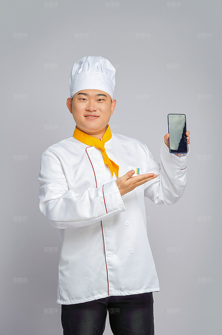 餐饮厨师服人物拿手机摄影图片