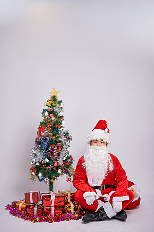 圣诞老人坐姿人物摄影图