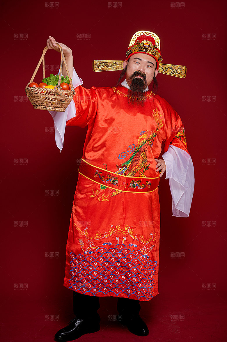 新年财神爷手持果篮摄影图