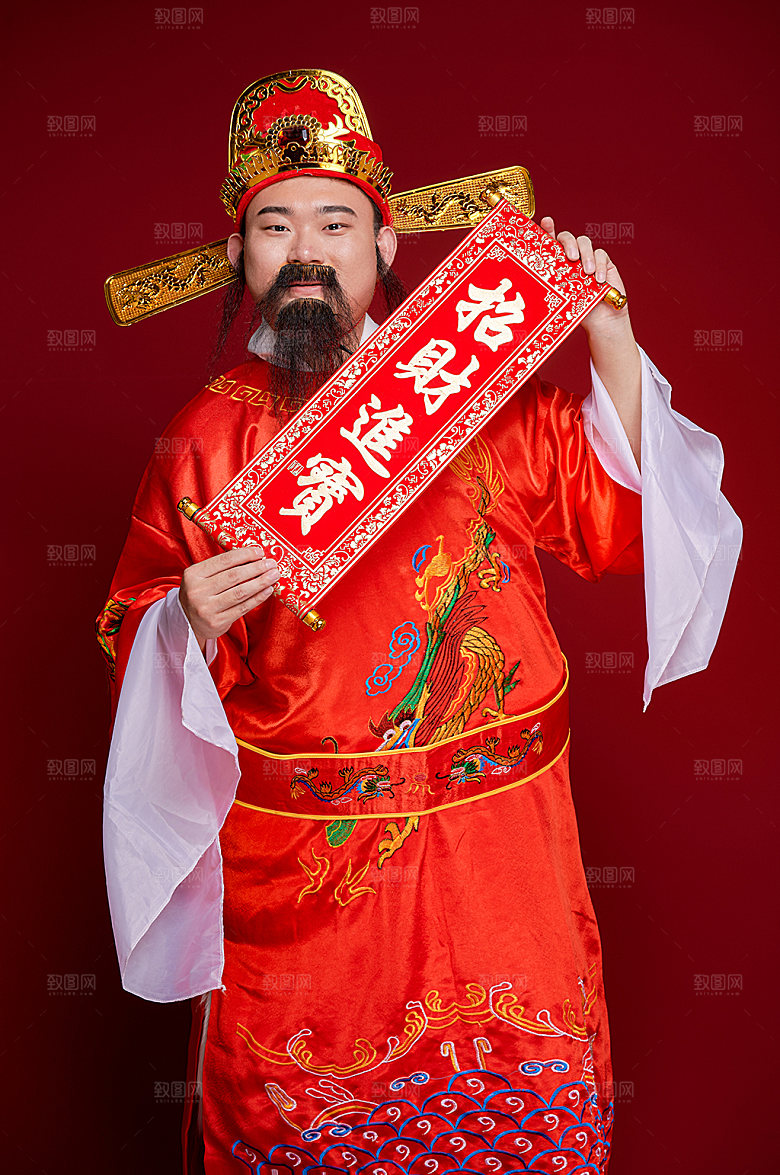 新年财神爷手持春联摄影图