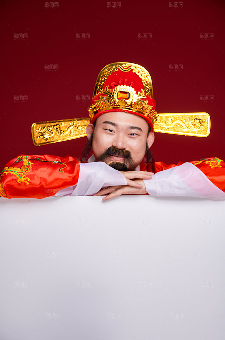 财神爷趴桌子人物摄影图