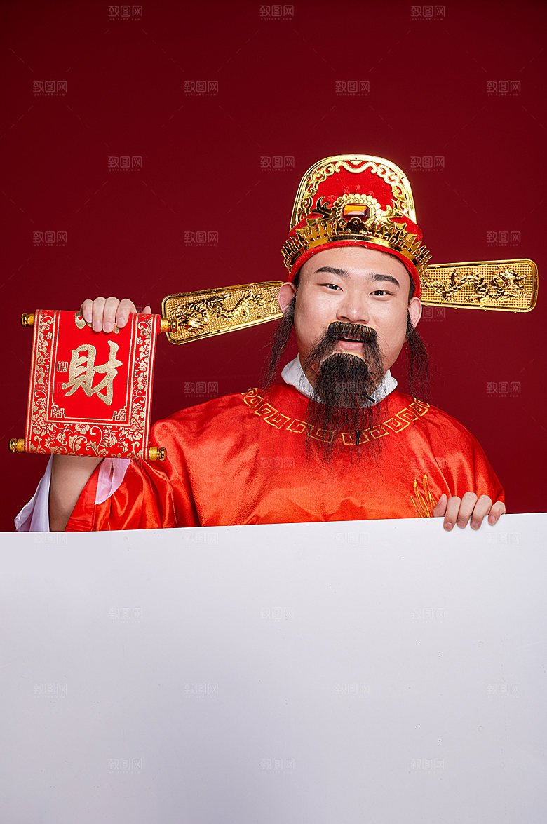 新年财神爷手持春联摄影图