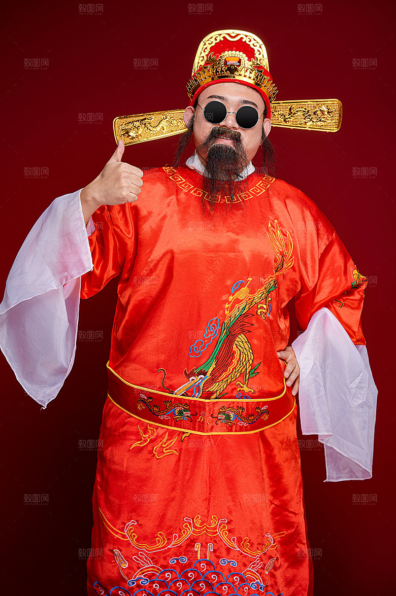 新年财神爷戴墨镜竖大拇指摄影图
