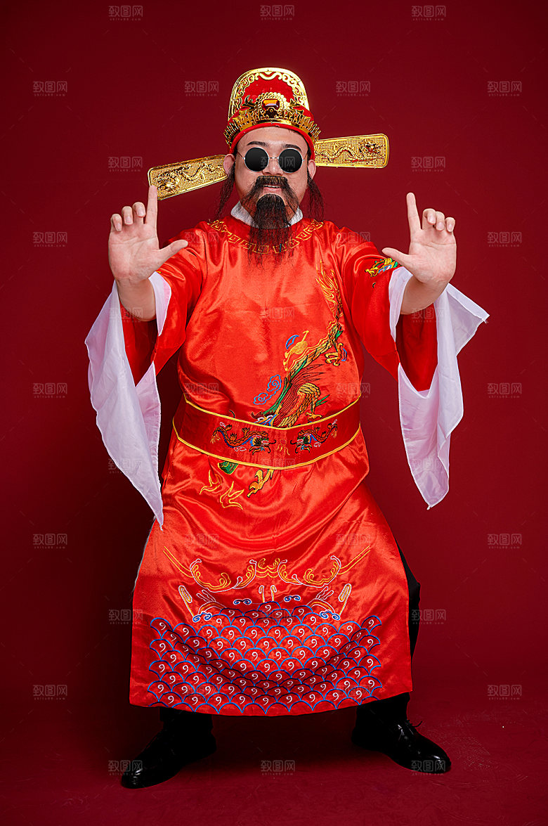 新年财神爷半蹲人物摄影图