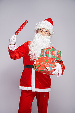 圣诞老人手拿糖葫芦人物摄影图