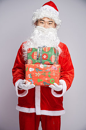 圣诞老人怀抱礼物盒人物摄影图