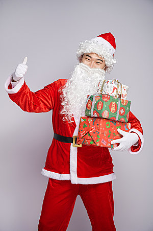 圣诞老人站着手拿礼物盒图