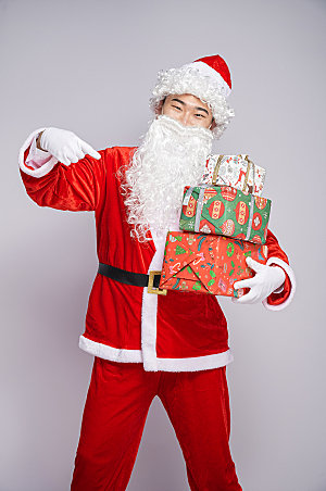 圣诞节圣诞老人站着手拿礼物盒图