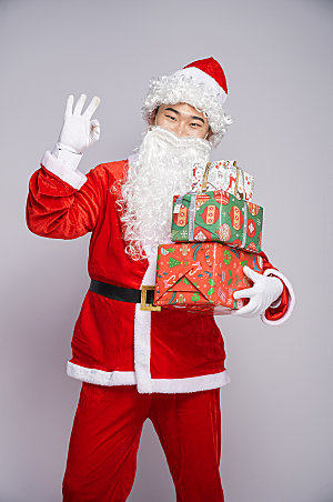 圣诞节圣诞老人站着手拿礼物盒图