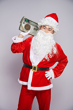 圣诞节圣诞老人肩扛音箱摄影图