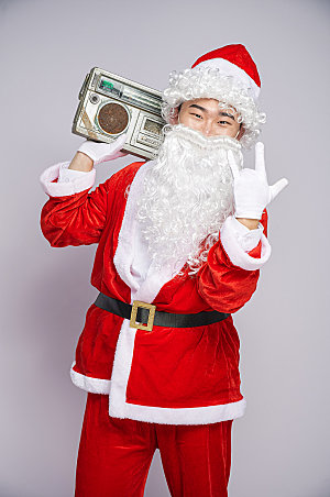 圣诞节圣诞老人肩扛音箱摄影图