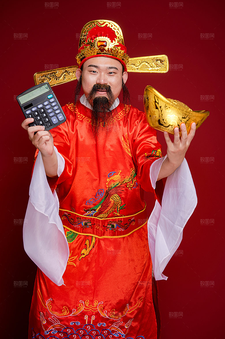 喜庆财神爷手拿金元宝新年人物摄影图