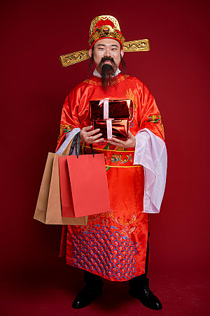 财神爷提购物袋新年人物摄影图