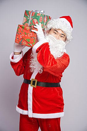 圣诞老人手扶礼物圣诞节人物摄影图