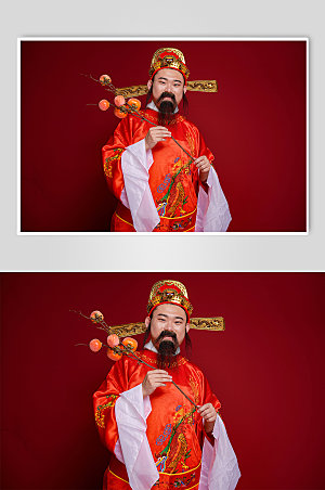 红色财神爷手持柿子树人物摄影图