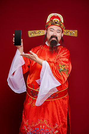 春节财神爷展示手机人物摄影图