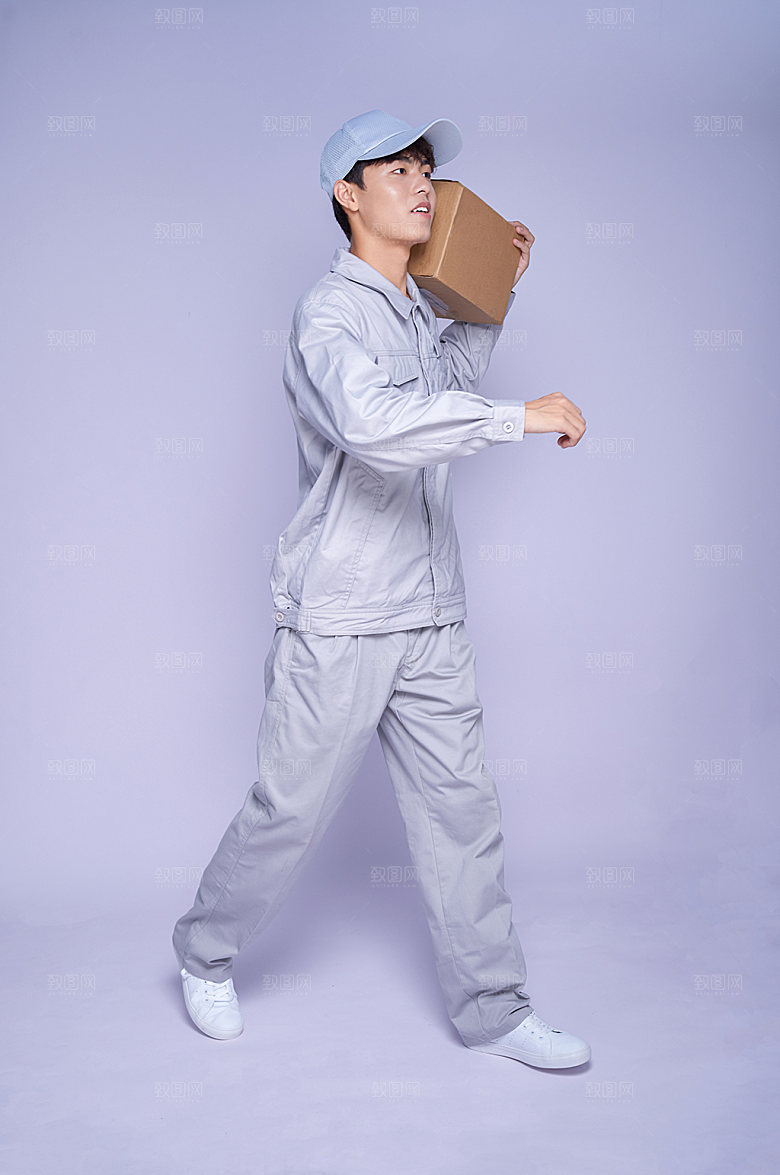 快递小哥肩扛包裹精修摄影图片