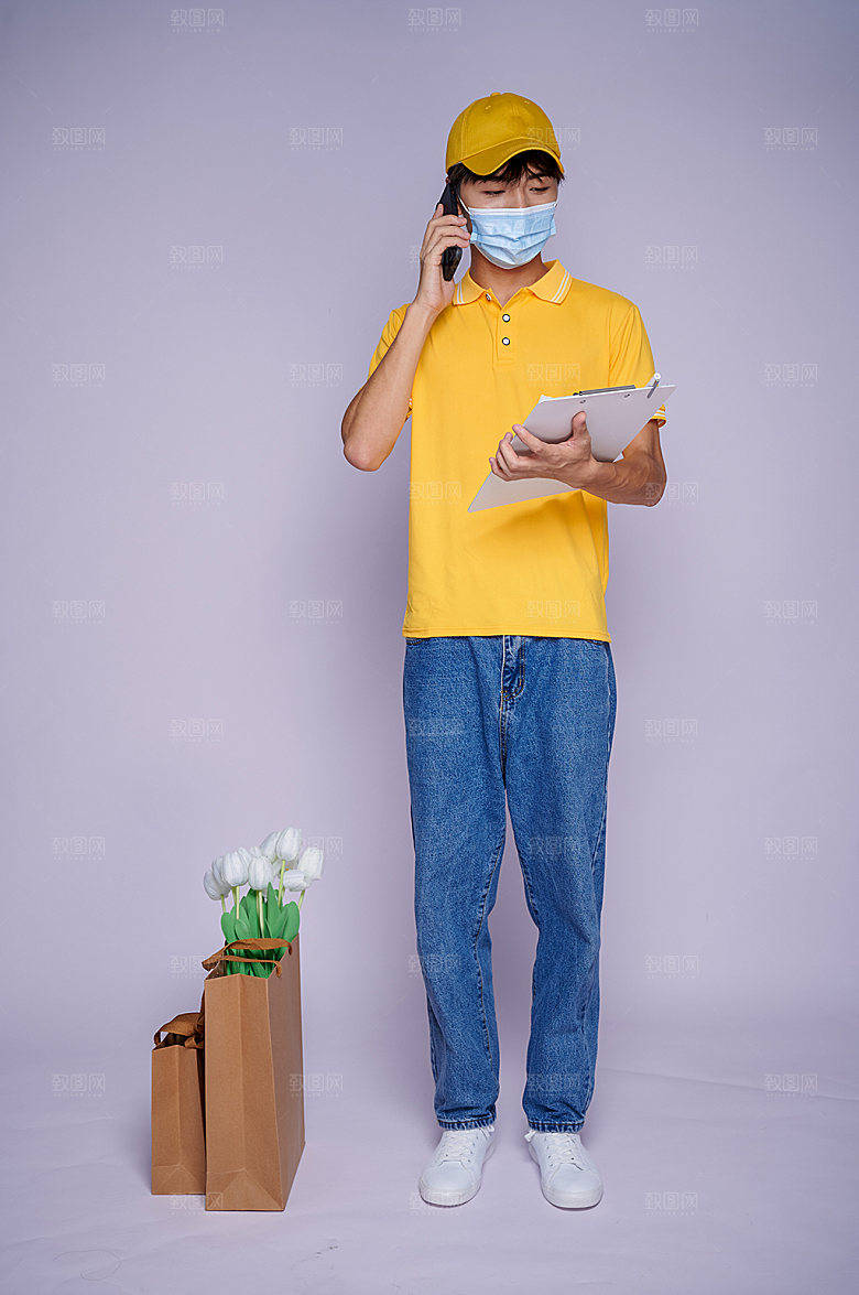外卖小哥看纸板人物照片商业摄影